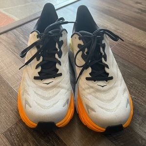 Men's 9.5 - HOKA ONE ONE Arahi 6 Running Shoes